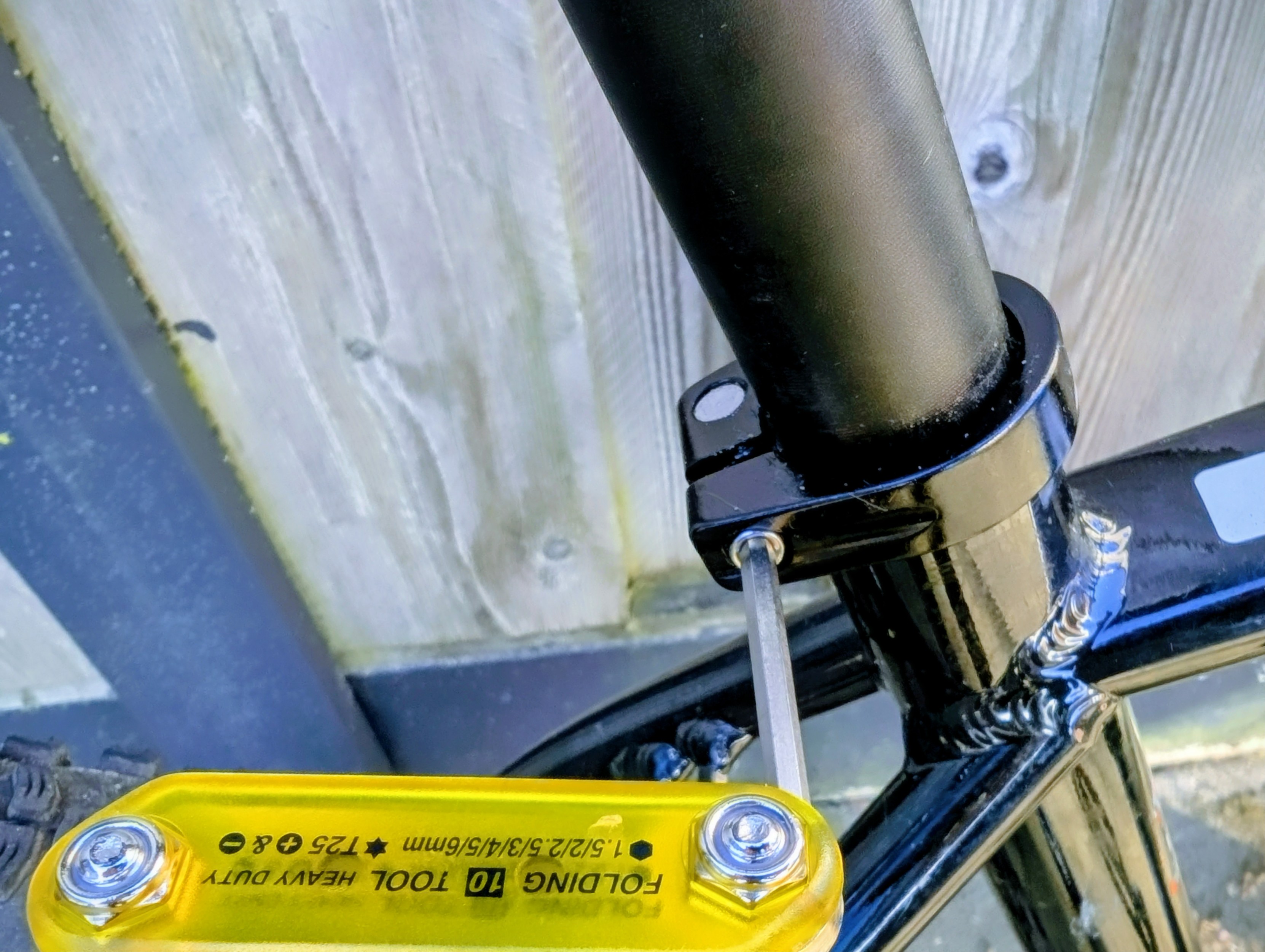 Saddle of a mountain bike with a marking on the spot where you can adjust it